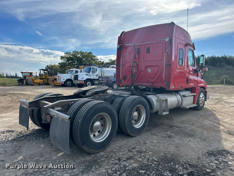 image for item DQ0999 2013 Freightliner Cascadia  semi truck