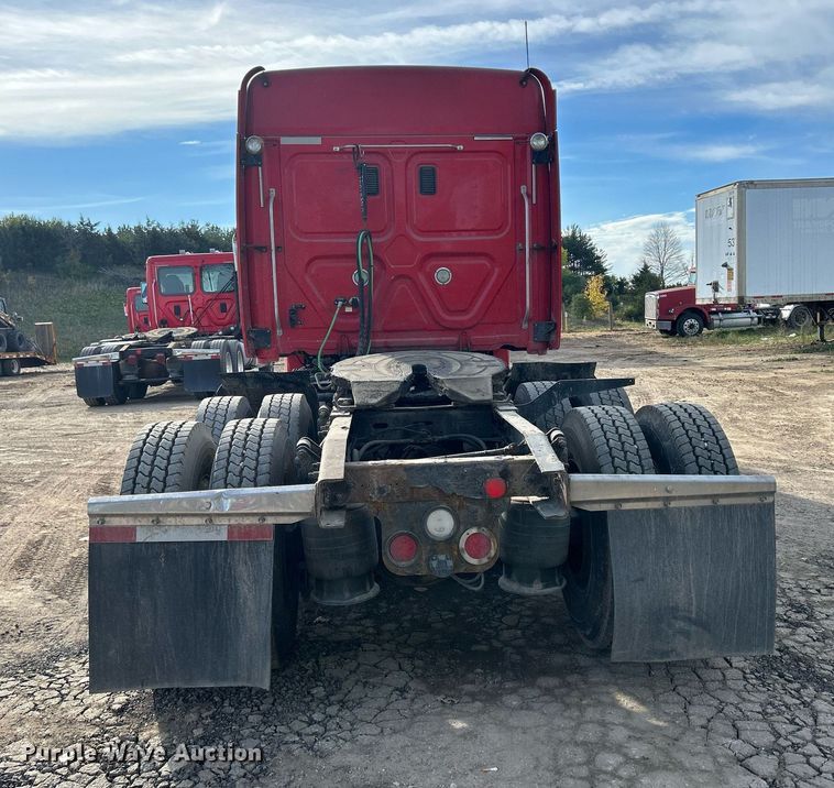 image for item DQ0999 2013 Freightliner Cascadia  semi truck