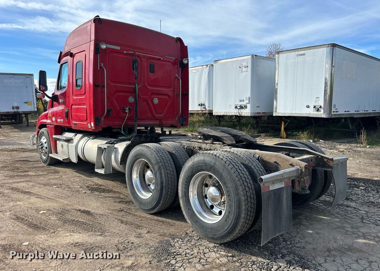 image for item DQ0999 2013 Freightliner Cascadia  semi truck
