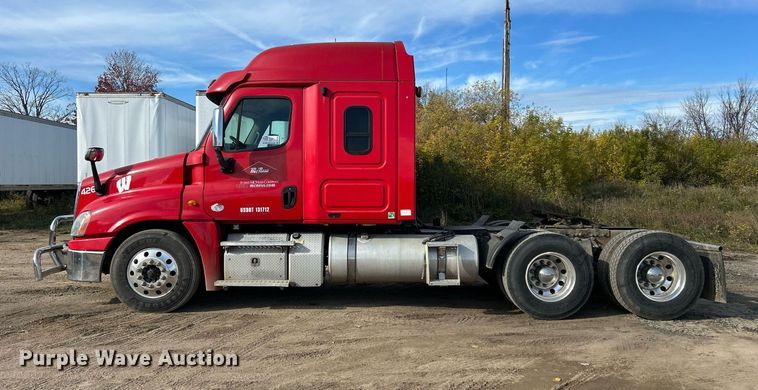 image for item DQ0999 2013 Freightliner Cascadia  semi truck