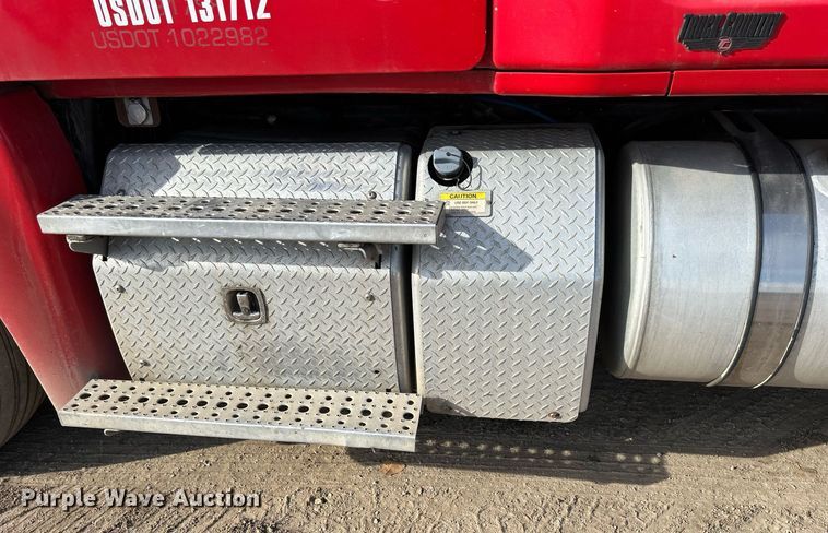 image for item DQ0999 2013 Freightliner Cascadia  semi truck