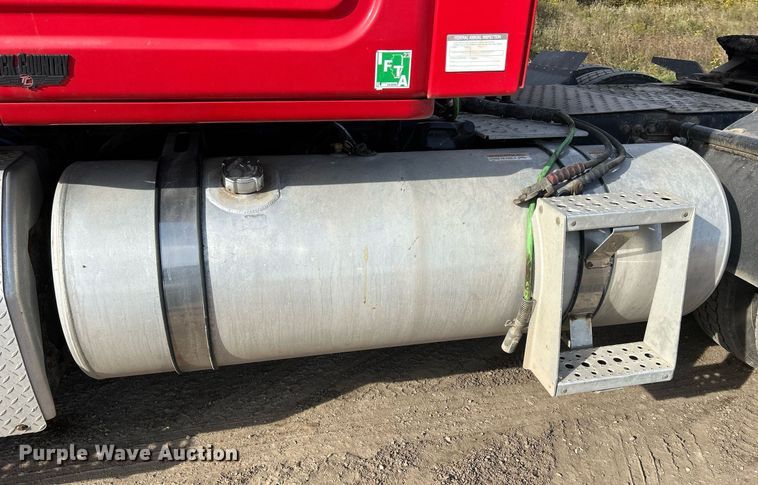 image for item DQ0999 2013 Freightliner Cascadia  semi truck