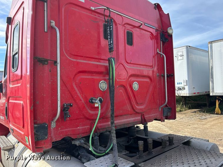 image for item DQ0999 2013 Freightliner Cascadia  semi truck