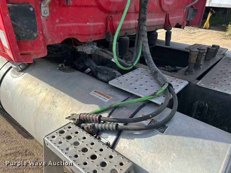 image for item DQ0999 2013 Freightliner Cascadia  semi truck