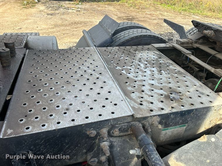 image for item DQ0999 2013 Freightliner Cascadia  semi truck