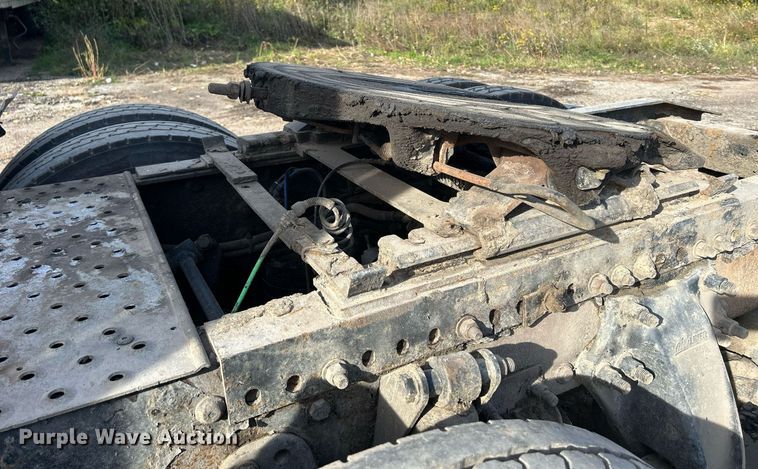 image for item DQ0999 2013 Freightliner Cascadia  semi truck