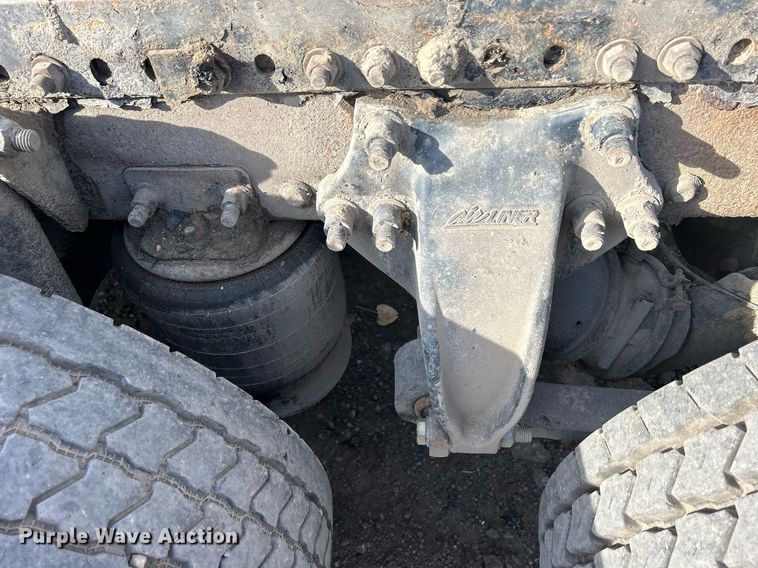 image for item DQ0999 2013 Freightliner Cascadia  semi truck