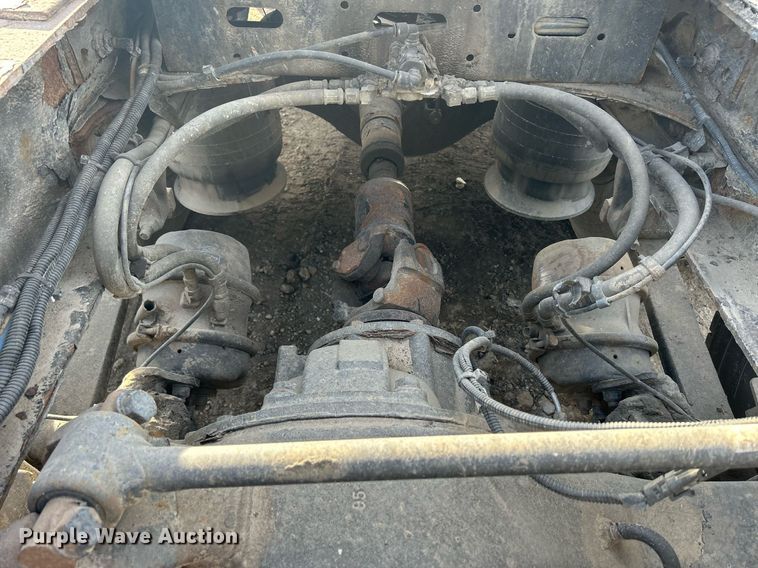 image for item DQ0999 2013 Freightliner Cascadia  semi truck