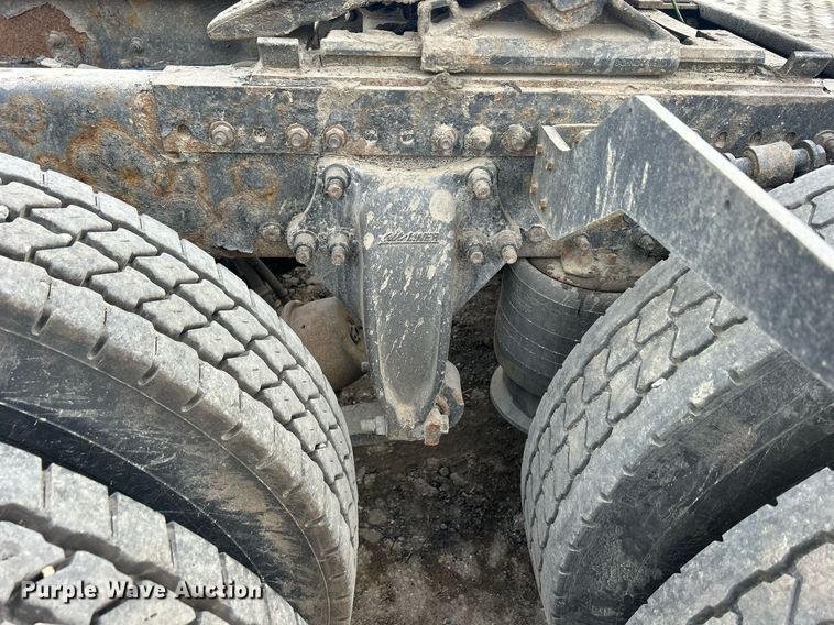 image for item DQ0999 2013 Freightliner Cascadia  semi truck