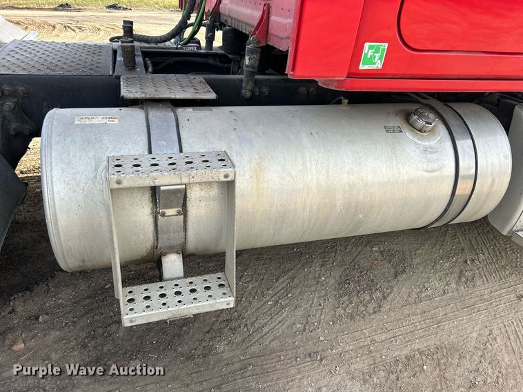 image for item DQ0999 2013 Freightliner Cascadia  semi truck