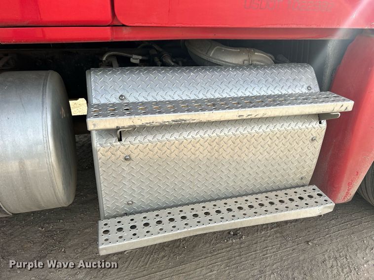 image for item DQ0999 2013 Freightliner Cascadia  semi truck