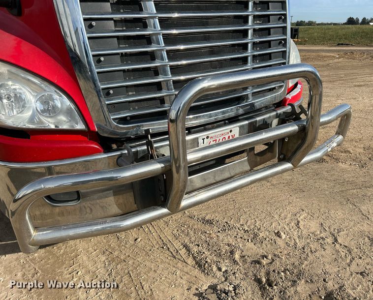 image for item DQ0999 2013 Freightliner Cascadia  semi truck