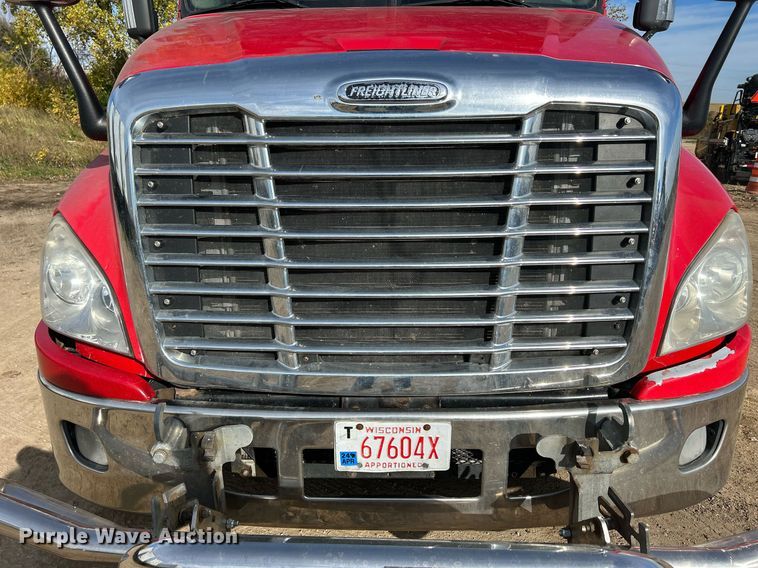 image for item DQ0999 2013 Freightliner Cascadia  semi truck