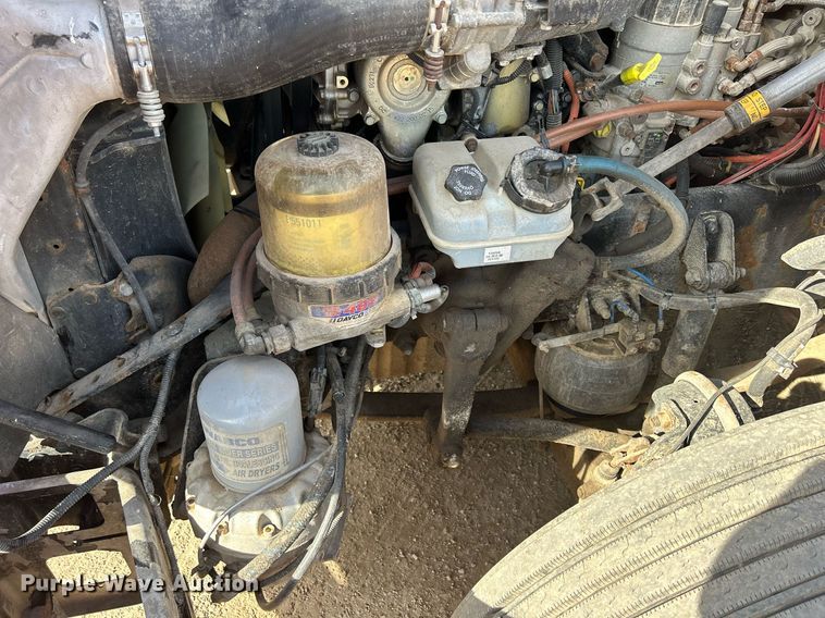 image for item DQ0999 2013 Freightliner Cascadia  semi truck