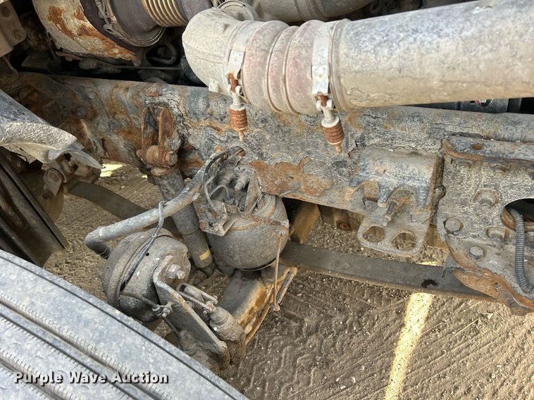 image for item DQ0999 2013 Freightliner Cascadia  semi truck