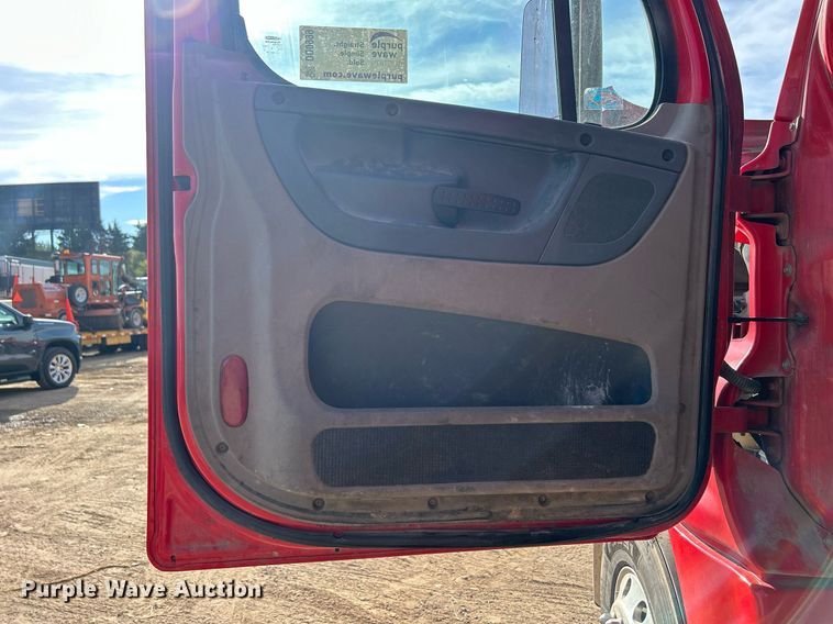 image for item DQ0999 2013 Freightliner Cascadia  semi truck