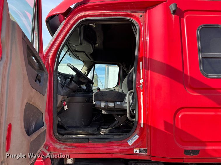 image for item DQ0999 2013 Freightliner Cascadia  semi truck