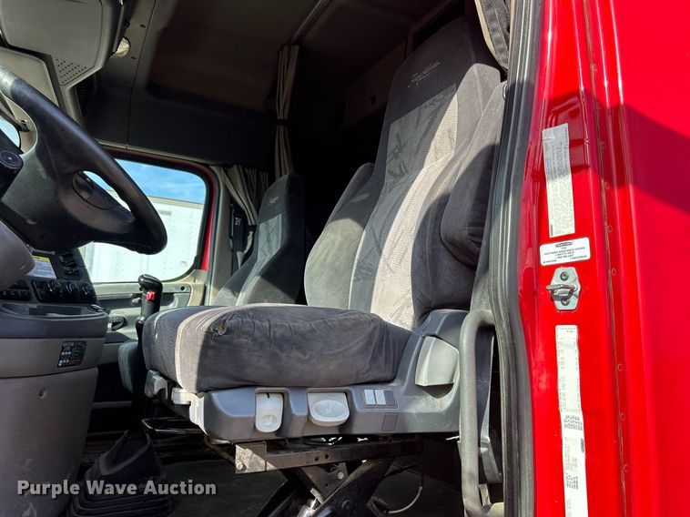 image for item DQ0999 2013 Freightliner Cascadia  semi truck