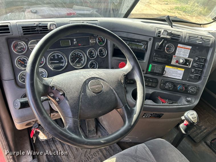 image for item DQ0999 2013 Freightliner Cascadia  semi truck