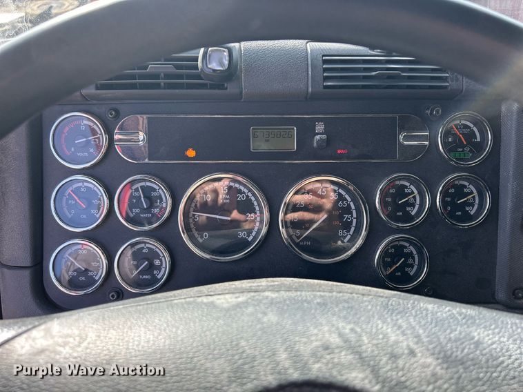 image for item DQ0999 2013 Freightliner Cascadia  semi truck