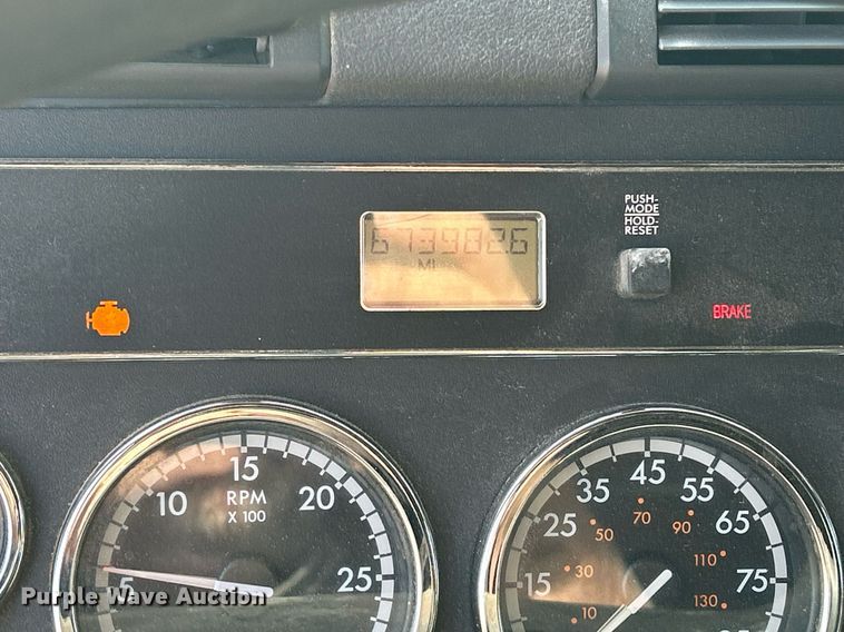 image for item DQ0999 2013 Freightliner Cascadia  semi truck