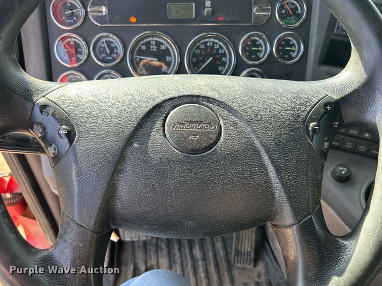 image for item DQ0999 2013 Freightliner Cascadia  semi truck