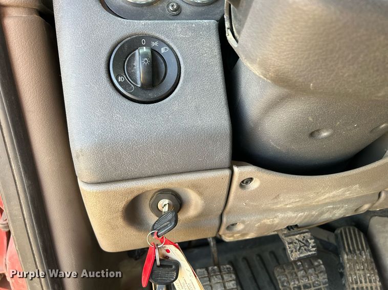 image for item DQ0999 2013 Freightliner Cascadia  semi truck