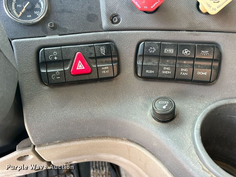 image for item DQ0999 2013 Freightliner Cascadia  semi truck