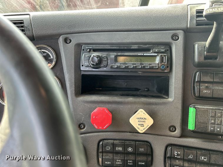 image for item DQ0999 2013 Freightliner Cascadia  semi truck