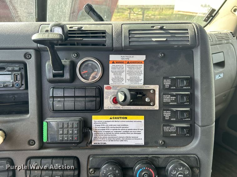 image for item DQ0999 2013 Freightliner Cascadia  semi truck