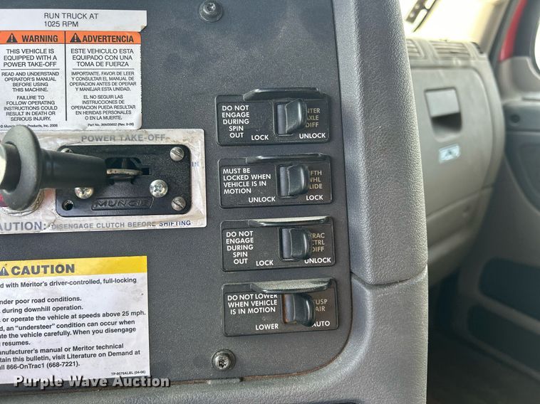 image for item DQ0999 2013 Freightliner Cascadia  semi truck