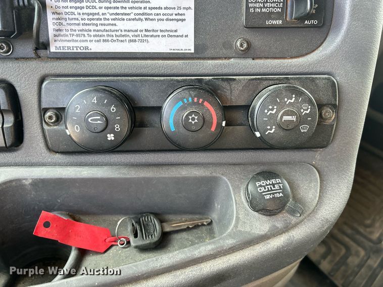 image for item DQ0999 2013 Freightliner Cascadia  semi truck