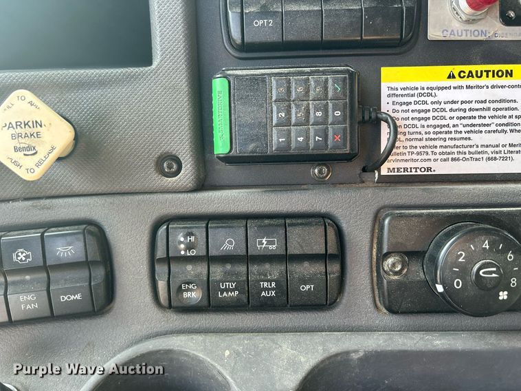 image for item DQ0999 2013 Freightliner Cascadia  semi truck