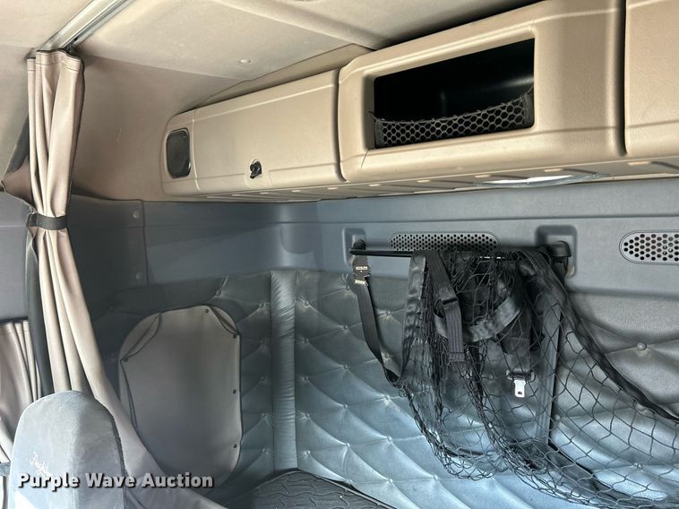 image for item DQ0999 2013 Freightliner Cascadia  semi truck