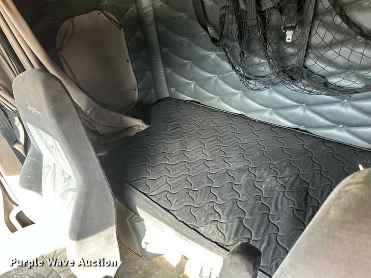 image for item DQ0999 2013 Freightliner Cascadia  semi truck