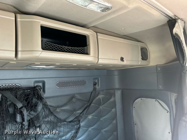 image for item DQ0999 2013 Freightliner Cascadia  semi truck