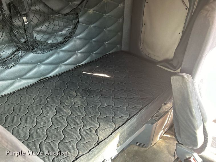 image for item DQ0999 2013 Freightliner Cascadia  semi truck