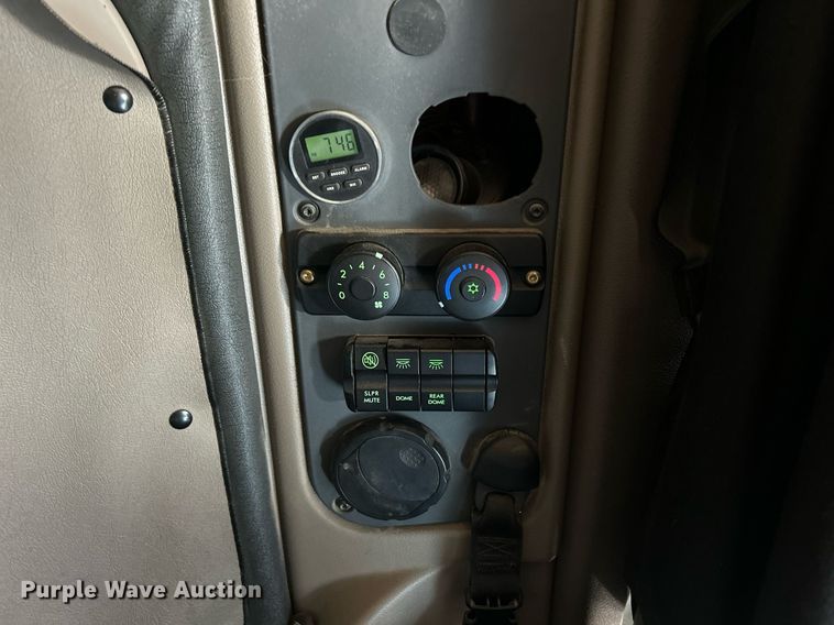 image for item DQ0999 2013 Freightliner Cascadia  semi truck