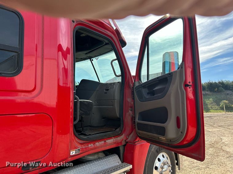 image for item DQ0999 2013 Freightliner Cascadia  semi truck