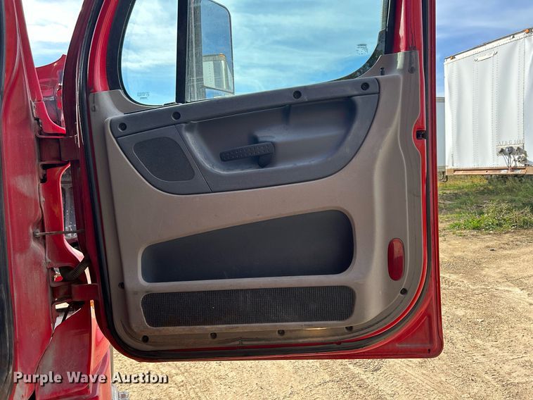 image for item DQ0999 2013 Freightliner Cascadia  semi truck