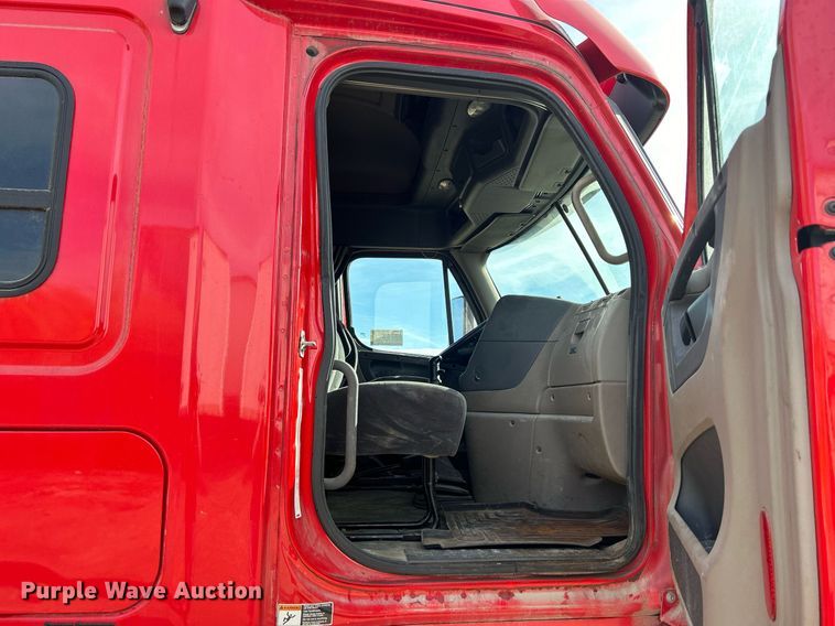 image for item DQ0999 2013 Freightliner Cascadia  semi truck