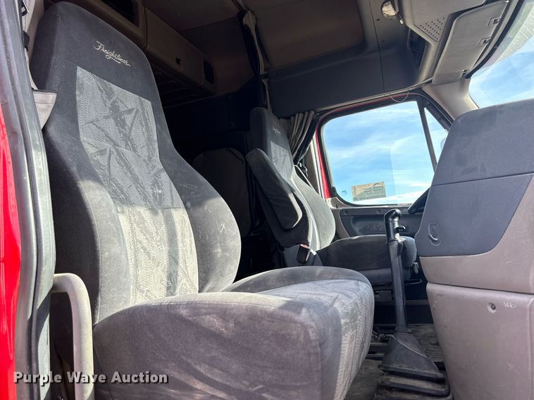 image for item DQ0999 2013 Freightliner Cascadia  semi truck