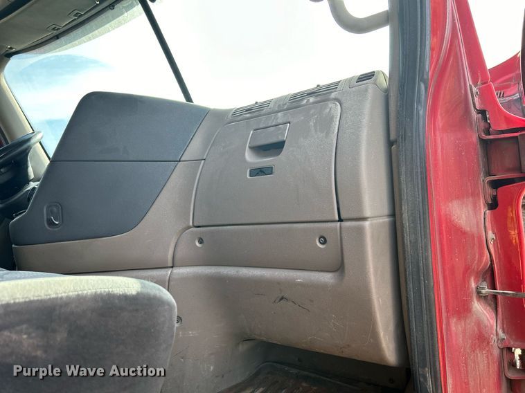 image for item DQ0999 2013 Freightliner Cascadia  semi truck