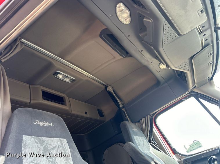 image for item DQ0999 2013 Freightliner Cascadia  semi truck