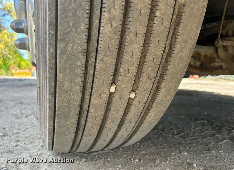 image for item DQ0999 2013 Freightliner Cascadia  semi truck