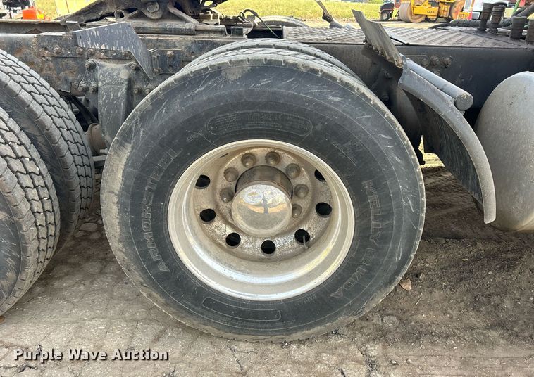 image for item DQ0999 2013 Freightliner Cascadia  semi truck