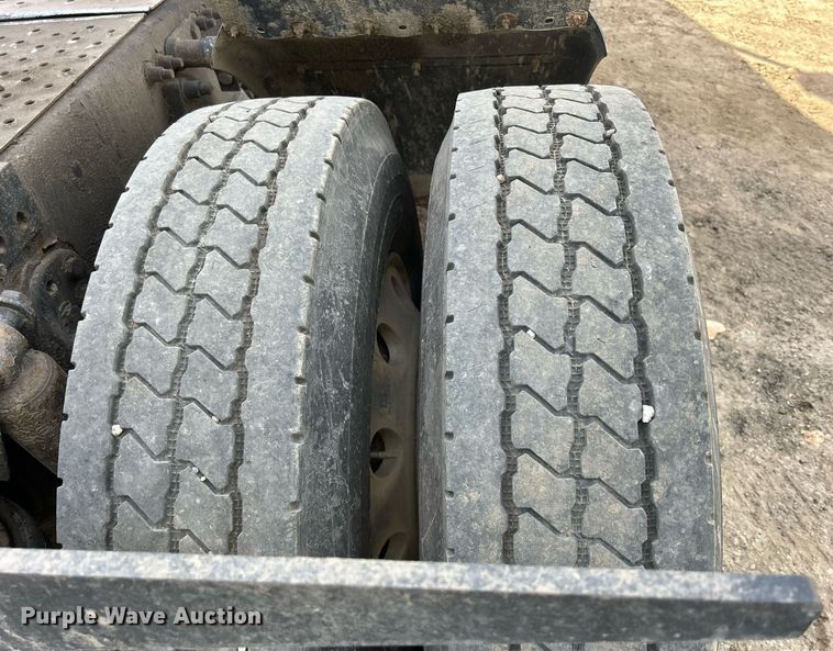 image for item DQ0999 2013 Freightliner Cascadia  semi truck