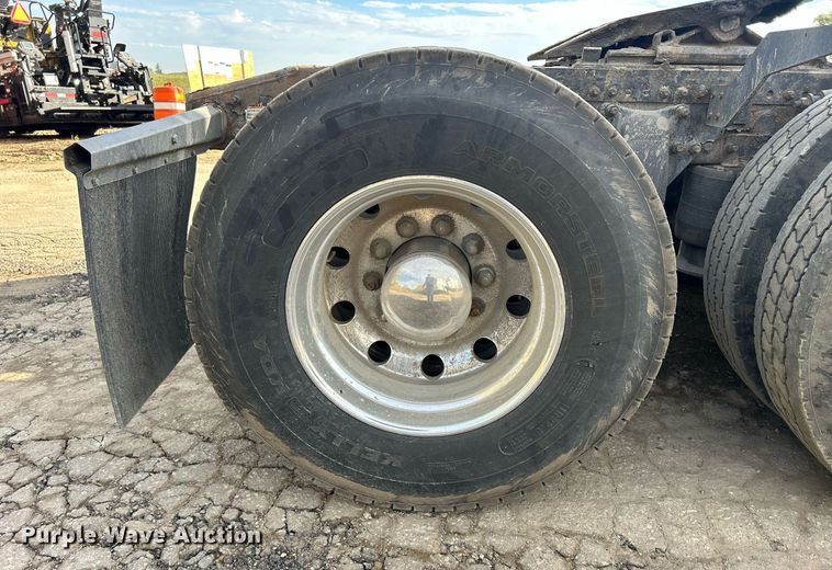 image for item DQ0999 2013 Freightliner Cascadia  semi truck