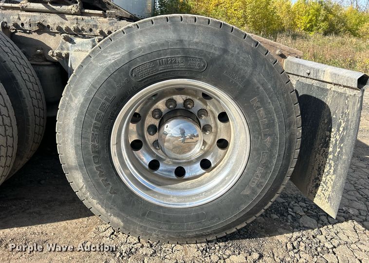 image for item DQ0999 2013 Freightliner Cascadia  semi truck