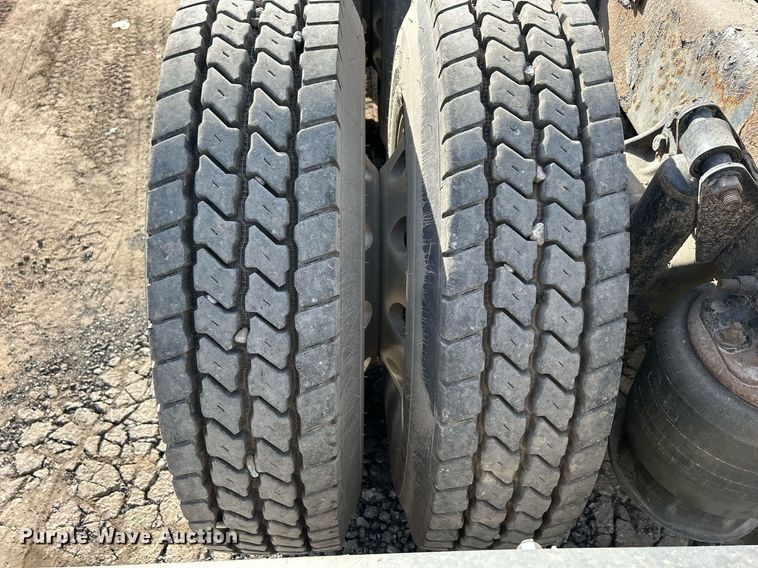 image for item DQ0999 2013 Freightliner Cascadia  semi truck